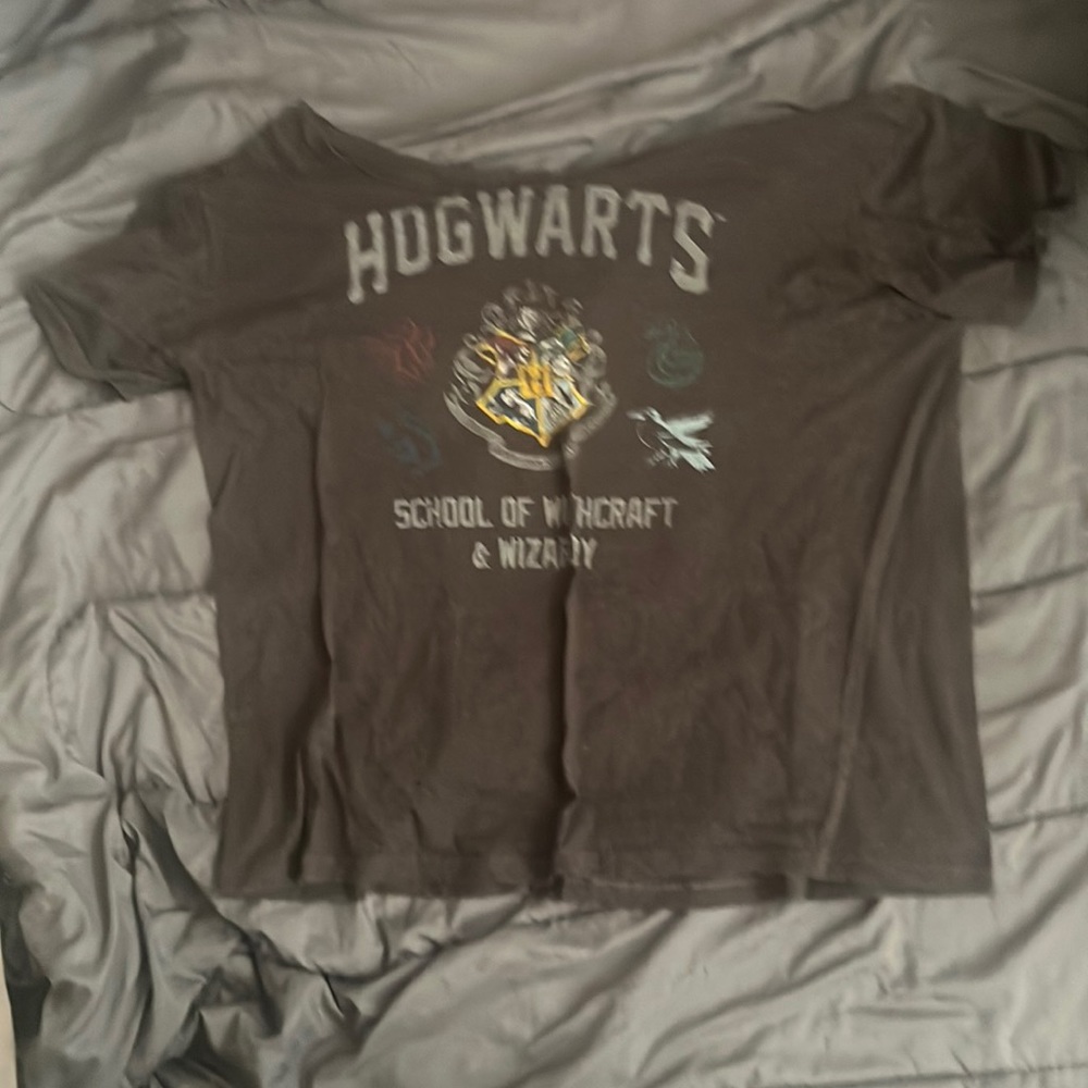 Gray hogwarts t-shirt